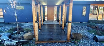 Modern Mountain View Getaway - 26 Acres