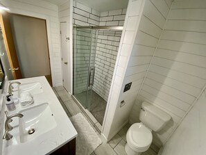 Duschwanne, Haartrockner, Handtücher, Toilettenpapier