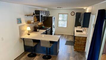 Een koelkast, een magnetron, een oven, een kookplaat