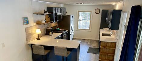 Kjøleskap, mikrobølgeovn, ovn og kokeplater