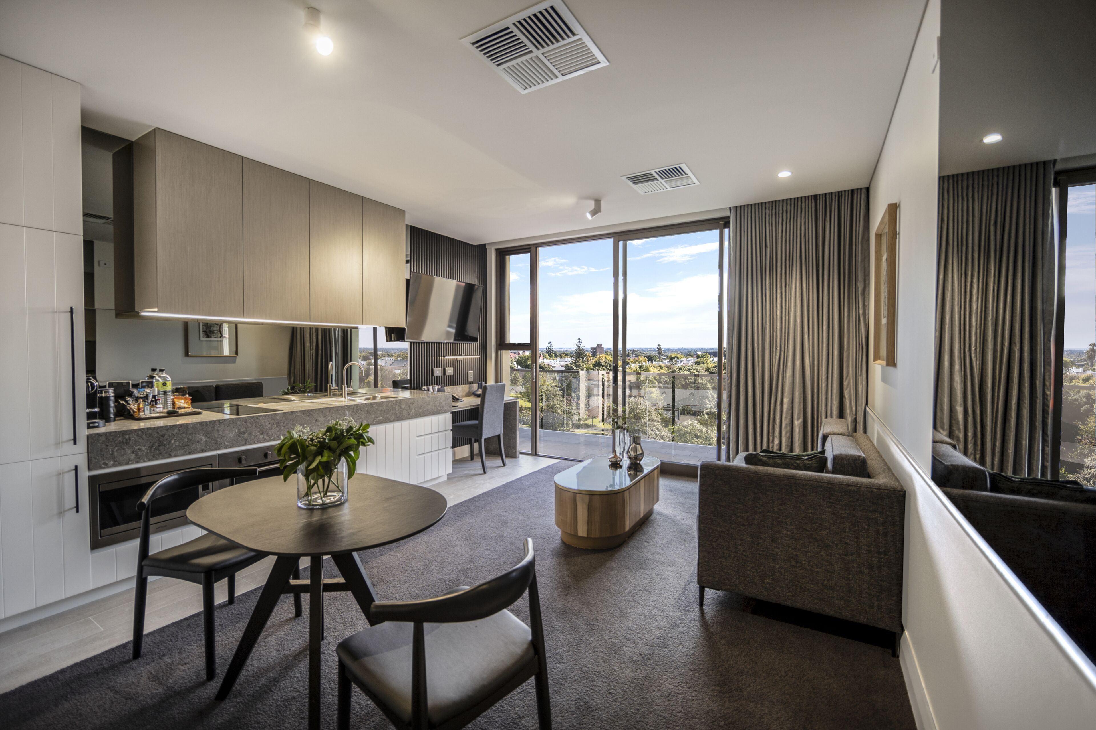 Großer Kühlschrank, Mikrowelle, Ofen, Herdplatte