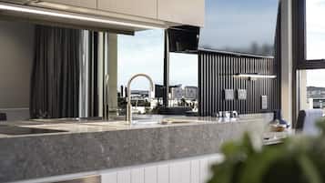 Full-size fridge, microwave, oven, stovetop