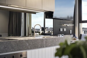 Großer Kühlschrank, Mikrowelle, Ofen, Herdplatte