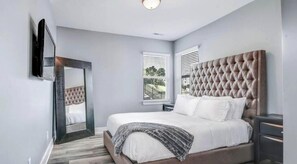 4 soverom, skrivebord, strykejern/-brett og reiseseng for barn