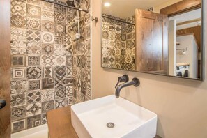 Combined shower/bathtub, hair dryer, towels, shampoo - 2 Bedroom in the Heart of Big Sky Resort (Big Sky)