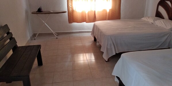 2 habitaciones, tabla de planchar con plancha, wifi y ropa de cama 