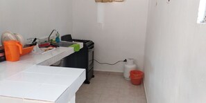 Refrigerador, cafetera y tetera, utensilios de cocina y comedor 