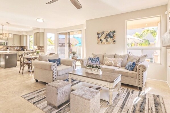 TV connectée, cheminée, jeux vidéo, baby-foot