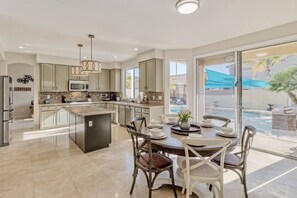 Dining - Nitos paradise 5 Bd 4.5 Bath Heated pool, Gym,Golf (Scottsdale)