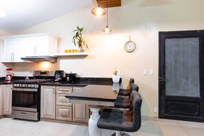 Een koelkast, een magnetron, een oven, een koffiezetapparaat/waterkoker