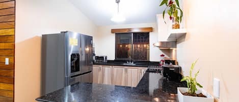 Frigorífico, microondas, horno y cafetera o tetera