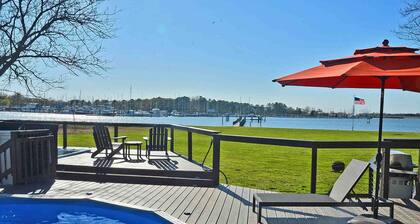 Waterfront w/private pier, pool, Hot Tub, kayaks and in town.