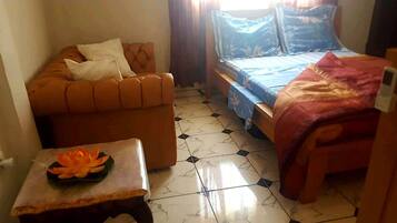 1 habitación, tabla de planchar con plancha, wifi y ropa de cama