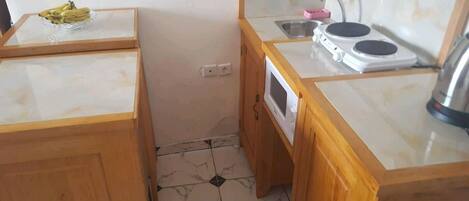 Microwave, coffee/tea maker, cookware/dishes/utensils