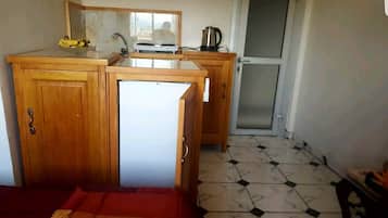 Mikrobølgeovn, kaffe-/temaskine, køkkentøj/tallerkener/redskaber