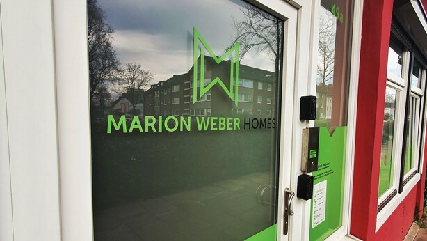 Un apartamento de Marion Weber Homes con un letrero verde que indica que es un aparthotel en Wilma.