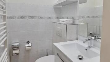 Deluxe-huoneisto | Kylpyhuone | Ilmaiset hygieniatuotteet, saippua, sampoo, vessapaperi