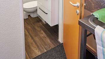 Deluxe Apartment | Bathroom | Free toiletries, soap, shampoo, toilet paper