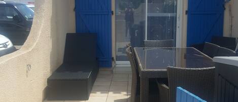 تناول الطعام بالخارج