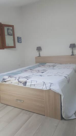 1 chambre, fer et planche à repasser