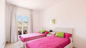 3 Schlafzimmer, Schreibtisch, Bügeleisen/Bügelbrett, Reisekinderbett