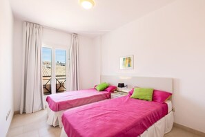 3 Schlafzimmer, Schreibtisch, Bügeleisen/Bügelbrett, Reisekinderbett