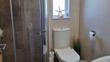 Chalet | Bathroom | Shower, hair dryer, towels