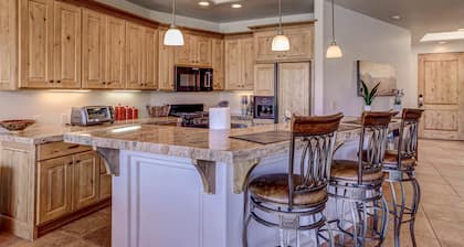 Entrada Oasis 1 BR Waterside Villa w/full Kitchen & Private Garage