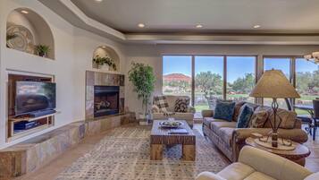 Een smart-tv, een open haard, een dvd-speler en boeken