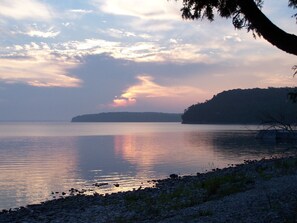Beach nearby, sun-loungers, beach towels - Waterfront vacation home on Garrett Bay with private dock (summer season) (Ellison Bay)