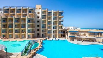 Alberca techada y alberca al aire libre