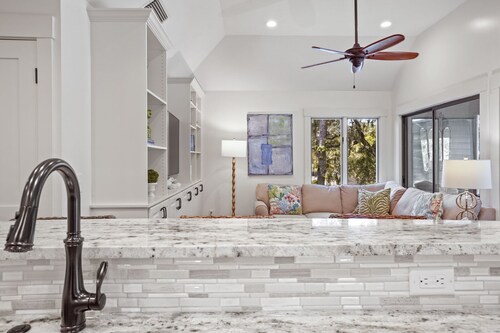 Villa Overlooking Roy Barth Tennis Courts- 5 Minute Walk to Beach