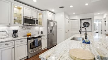 Private kitchen | Fridge, microwave, oven, stovetop