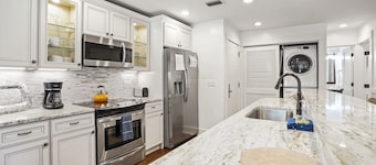 Villa Overlooking Roy Barth Tennis Courts- 5 Minute Walk to Beach