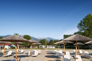 Private beach, white sand, sun loungers, beach umbrellas - Olympios Zeus Hotel Bungalows (Dio-Olympos)