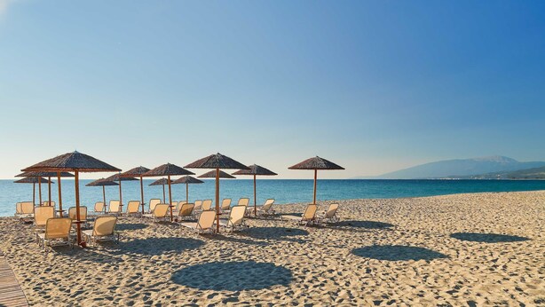 Playa privada, playa de arena blanca, camastros y sombrillas