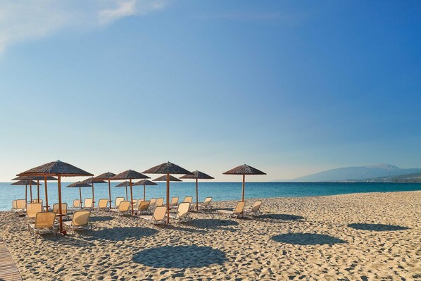 Private beach, white sand, sun loungers, beach umbrellas - Olympios Zeus Hotel Bungalows (Dio-Olympos)