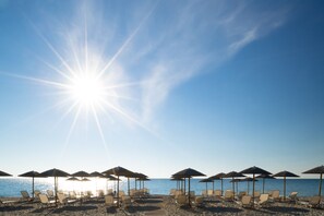 Privatstrand, weißer Sandstrand, Liegestühle, Sonnenschirme