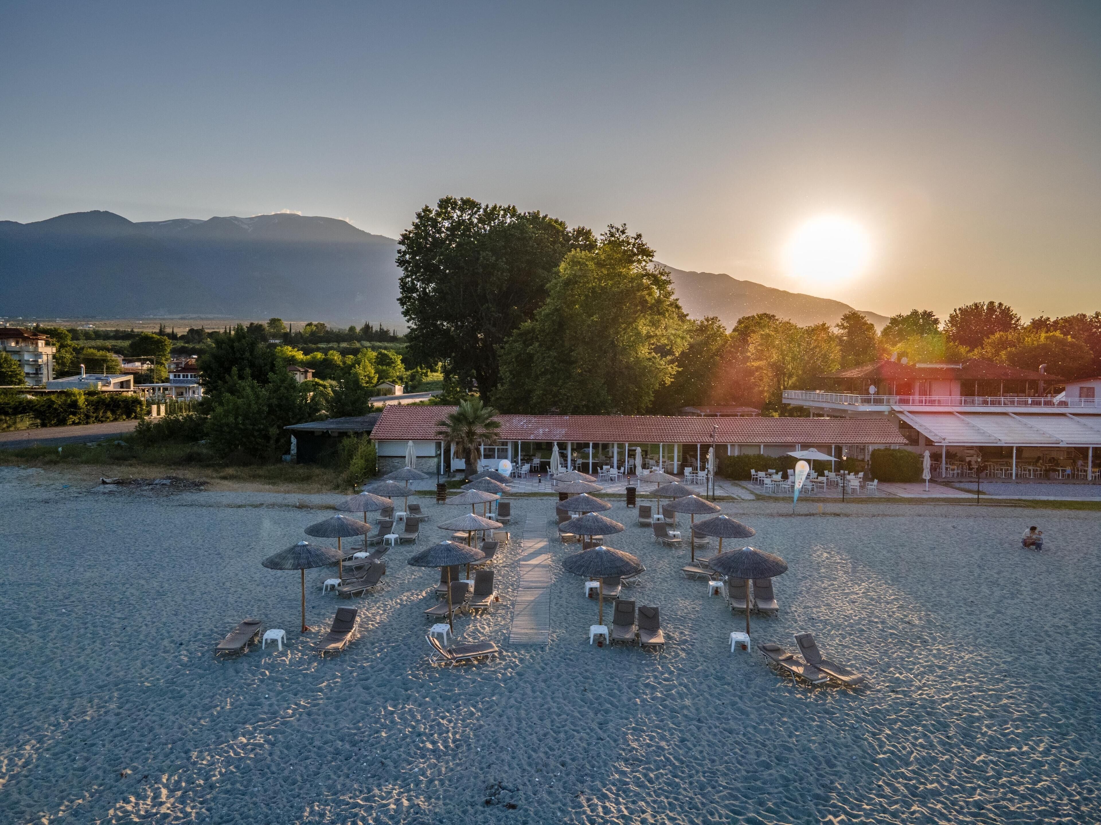 Plage privée, sable blanc, chaises longues, parasols