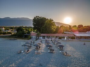 Playa privada, playa de arena blanca, camastros y sombrillas 