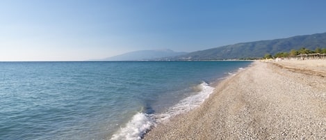 Plage privée, sable blanc, chaises longues, parasols