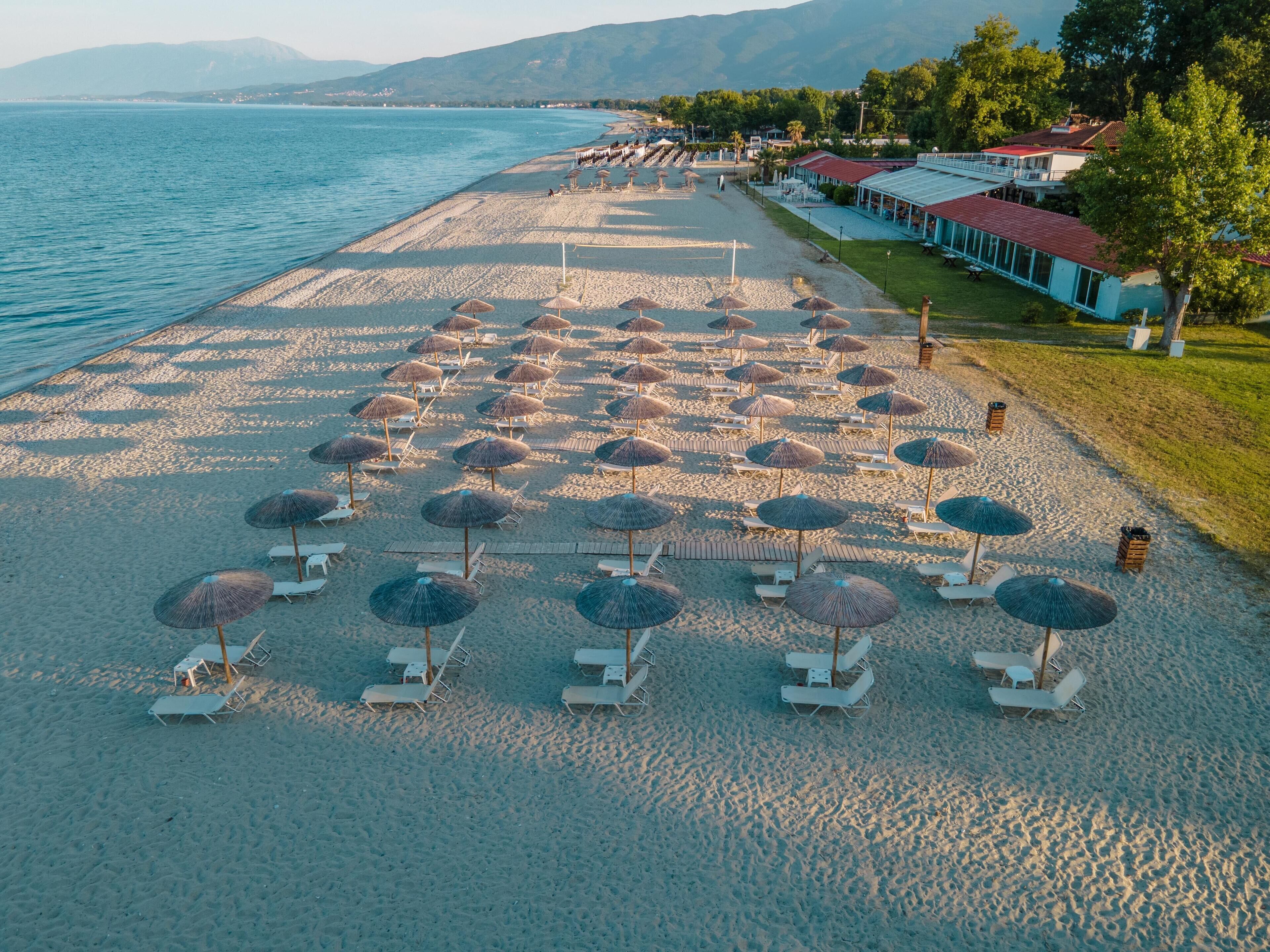 Plage privée, sable blanc, chaises longues, parasols