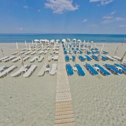Plage privée, sable blanc, chaises longues, parasols