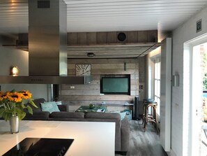 Télévision, livres, chaîne hi-fi