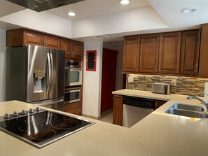 Kühlschrank, Mikrowelle, Ofen, Herdplatte