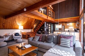 Fireplace - Chalet Norwegian, Turn Key Amenities + Pet Friendly + Hi Speed WiFi (Orford)