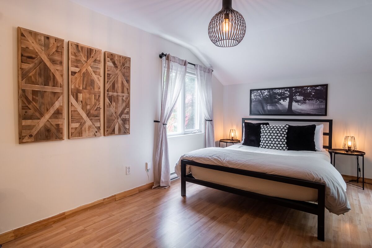 Chalet Finland master queen bedroom (1)