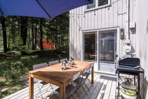 Outdoor dining - Chalet Finland,  Turn Key Amenities + Pet Friendly + Dedicated Workspace with Hi Speed WiFi (Orford)