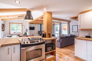 Fridge, microwave, oven, stovetop - Chalet Scandinavian,  Turn Key Amenities + Pet Friendly + Dedicated Workspace with Hi Speed WiF (Orford)