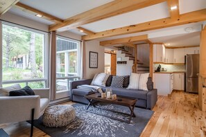 TV, fireplace - Chalet Scandinavian,  Turn Key Amenities + Pet Friendly + Dedicated Workspace with Hi Speed WiF (Orford)